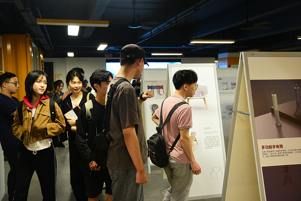 配图10：学生参观产业学院作品展.JPG